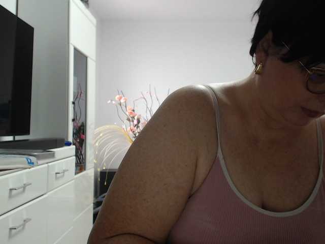 Emyllywhite's BongaCams show and profile