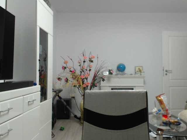 Emyllywhite's BongaCams show and profile