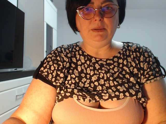 Emyllywhite's BongaCams show and profile