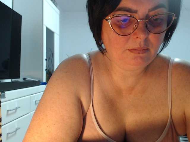 Emyllywhite's BongaCams show and profile