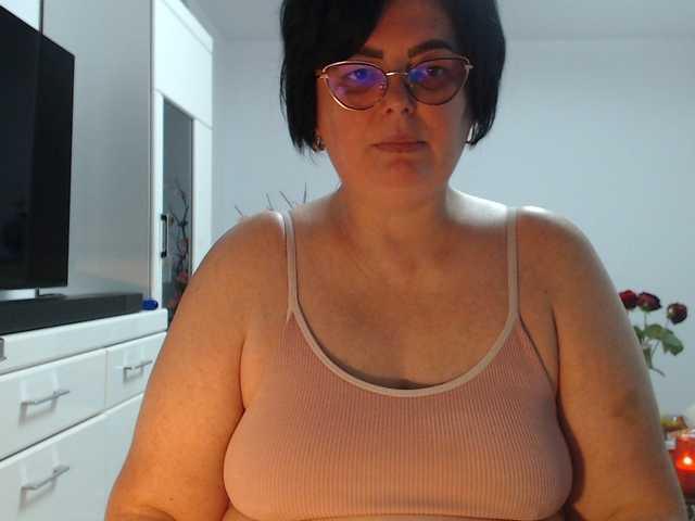 Emyllywhite's BongaCams show and profile