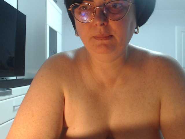 Emyllywhite's BongaCams show and profile