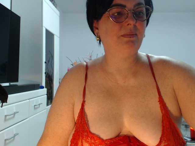 Emyllywhite's BongaCams show and profile