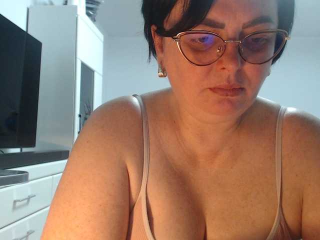 Emyllywhite's BongaCams show and profile