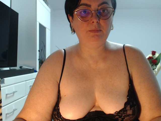 Emyllywhite's BongaCams show and profile