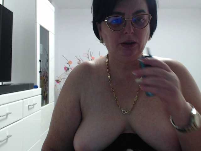 Emyllywhite's BongaCams show and profile
