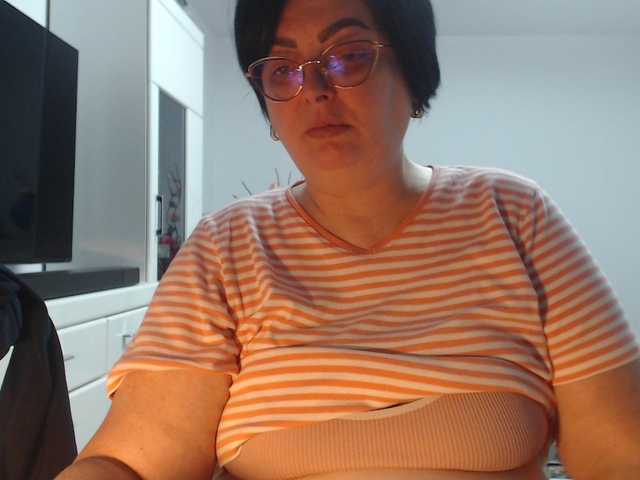 Emyllywhite's BongaCams show and profile