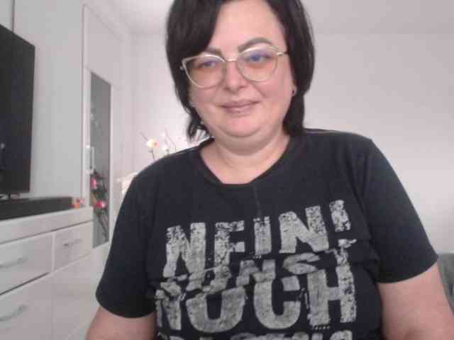 free live chat Emyllywhite
