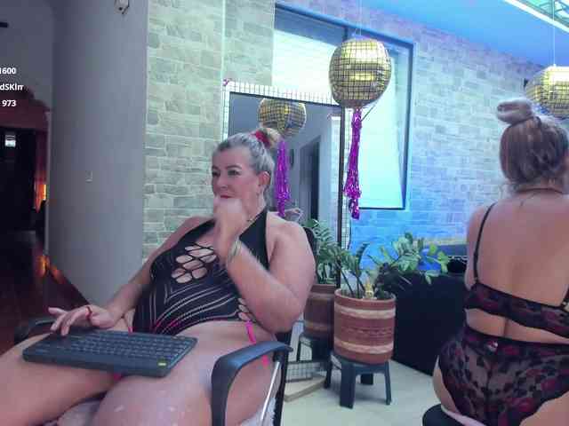 mature-younga webcam