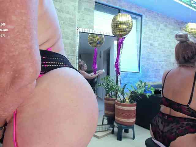 mature-younga webcam