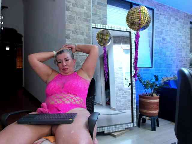 mature-younga webcam