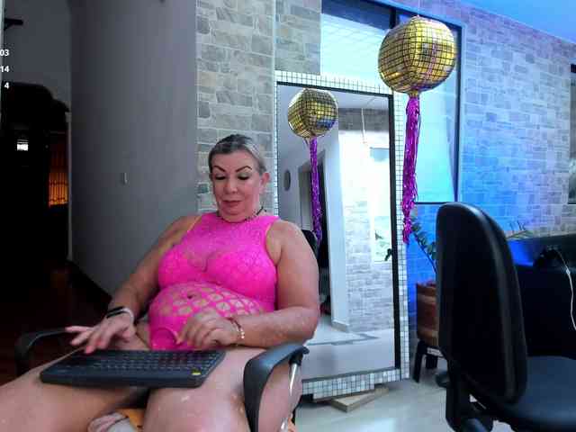 mature-younga webcam