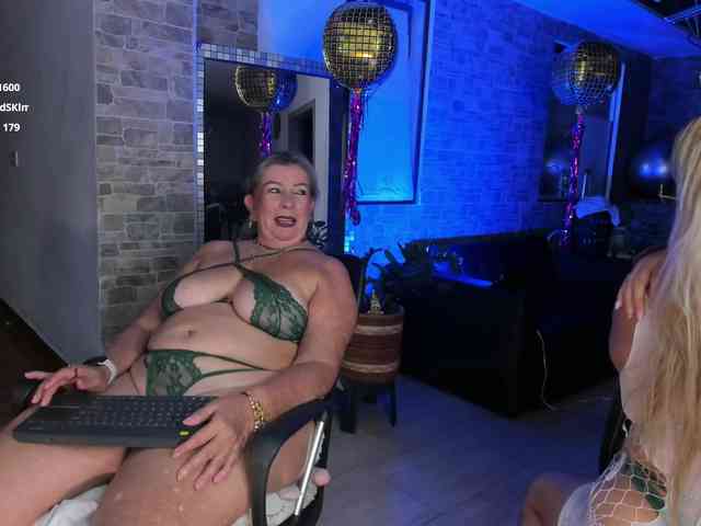 mature-younga webcam