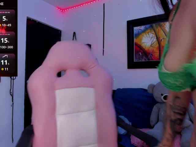 Laurahoot20 webcam
