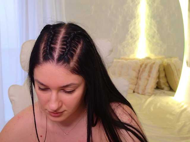 Moniqque's BongaCams show and profile