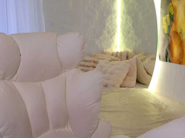 Moniqque from BongaCams