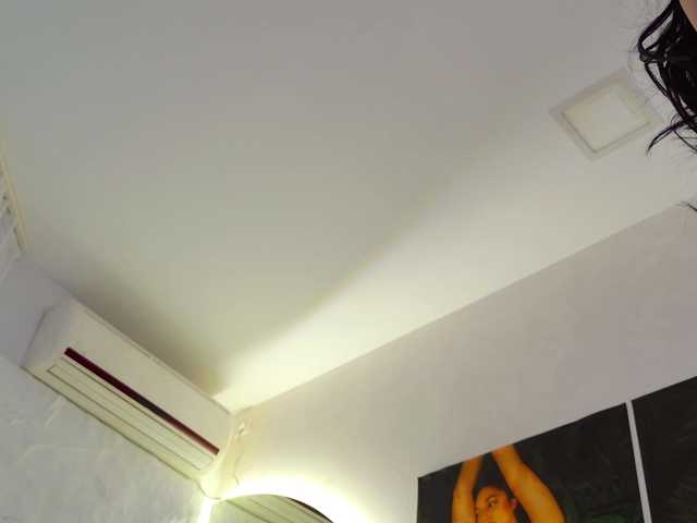 Moniqque's BongaCams show and profile