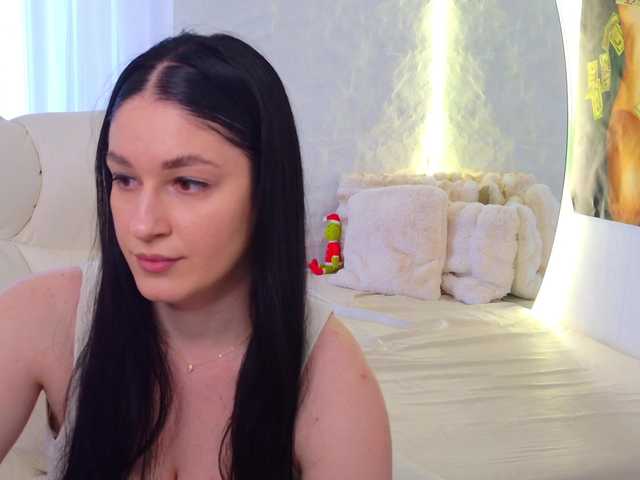 Moniqque's BongaCams show and profile