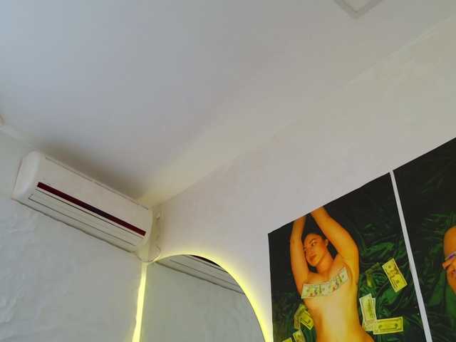 Moniqque's BongaCams show and profile