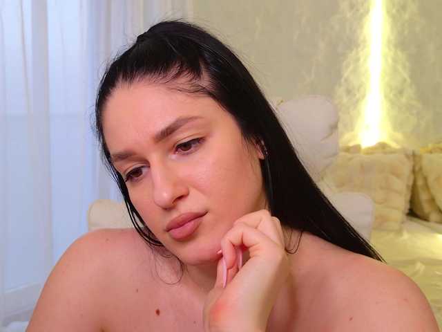 Moniqque's BongaCams show and profile