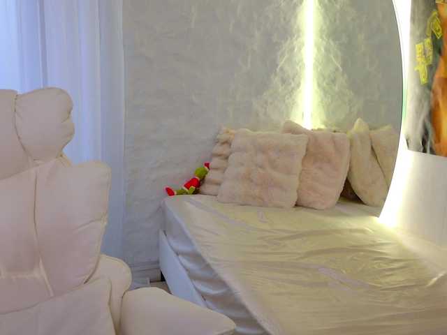 Moniqque's BongaCams show and profile