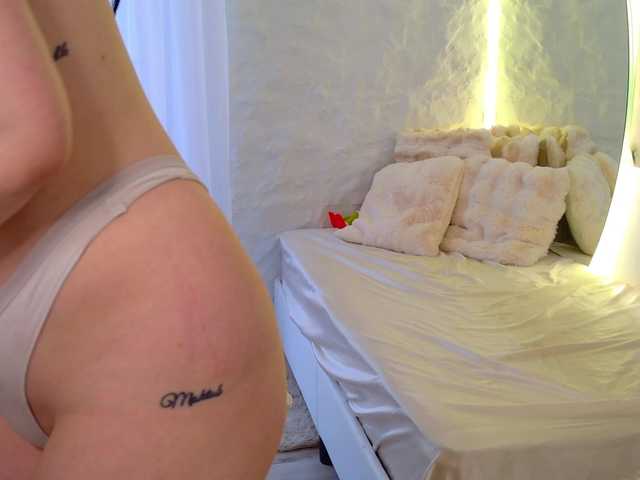 Moniqque's BongaCams show and profile