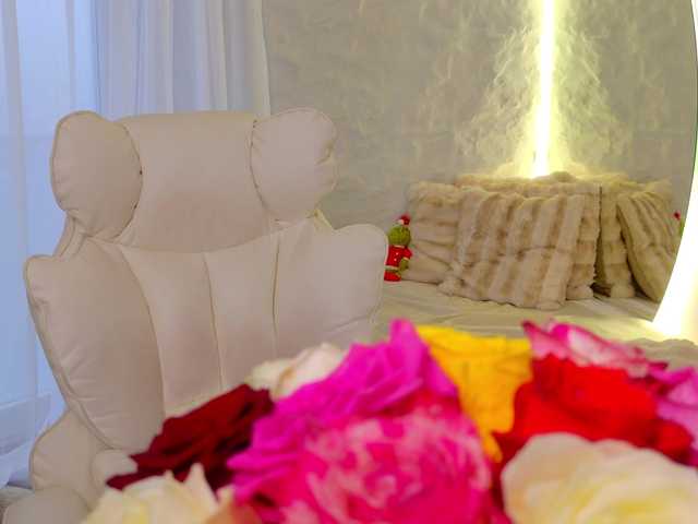 Moniqque's BongaCams show and profile