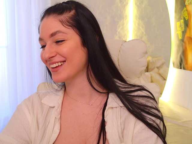 Moniqque's BongaCams show and profile