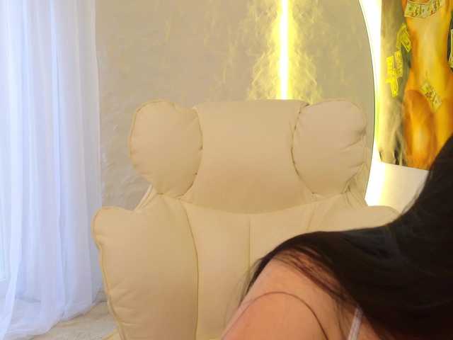 Moniqque's BongaCams show and profile