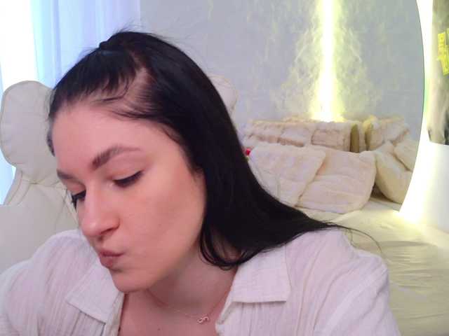 Moniqque's BongaCams show and profile