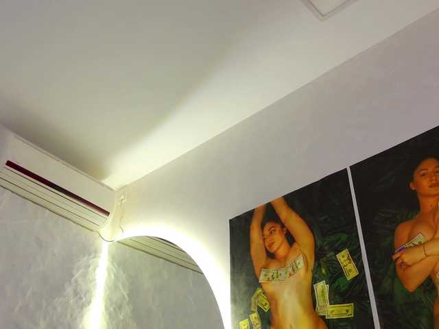 Moniqque's BongaCams show and profile