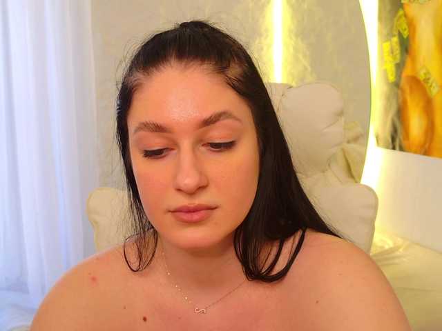 Moniqque's BongaCams show and profile