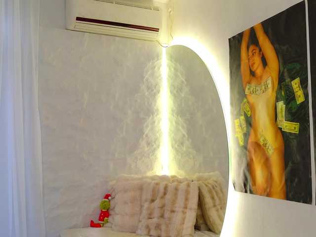 Moniqque's BongaCams show and profile