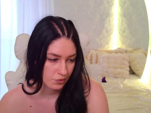 Moniqque's BongaCams show and profile