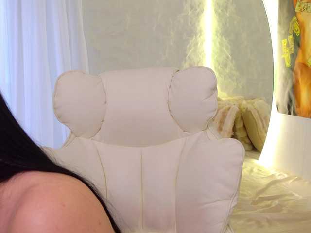 Moniqque's BongaCams show and profile