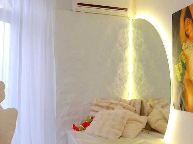 Moniqque's BongaCams show and profile