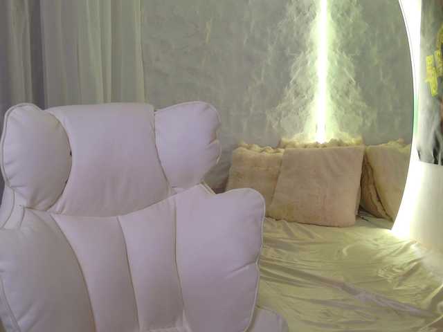 Moniqque's BongaCams show and profile