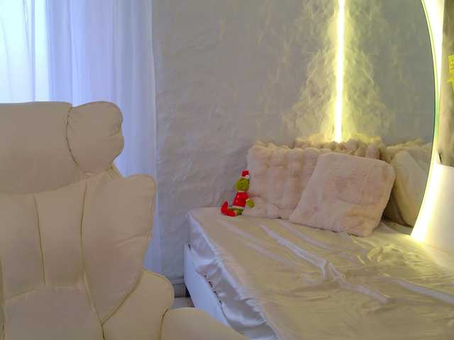 Moniqque's BongaCams show and profile