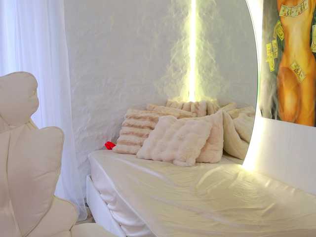 Moniqque's BongaCams show and profile