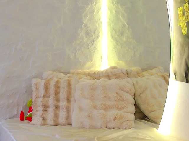 Moniqque's BongaCams show and profile