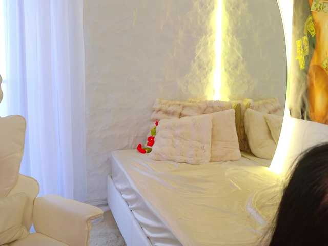 Moniqque's BongaCams show and profile