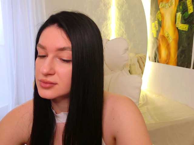 Moniqque's BongaCams show and profile