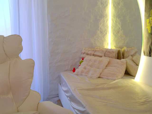 Moniqque's BongaCams show and profile