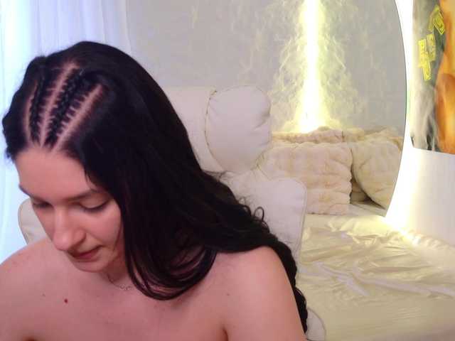 Moniqque's BongaCams show and profile