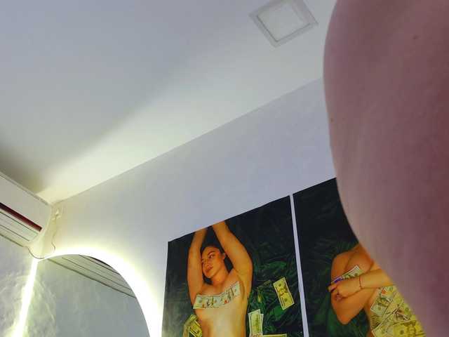 Moniqque's BongaCams show and profile