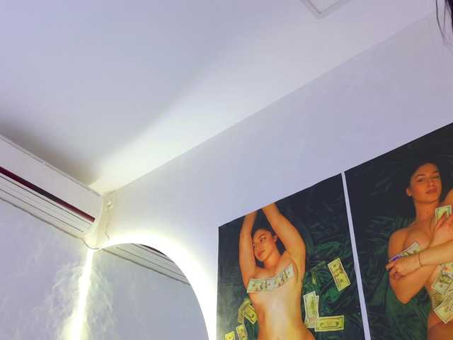 Moniqque's BongaCams show and profile