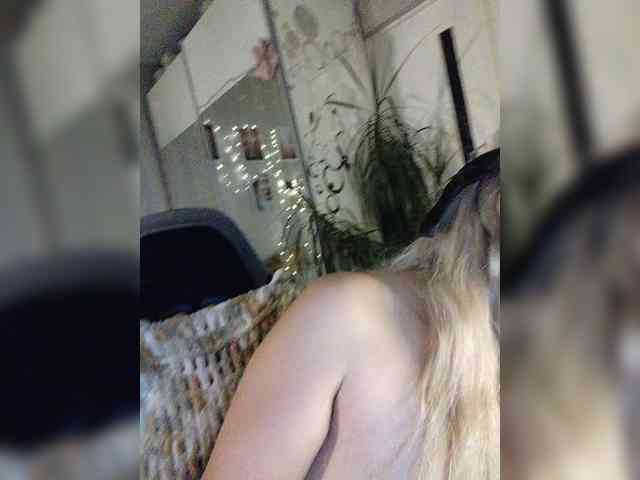 LOVEMENOW23 Live Webcam on BongaCams