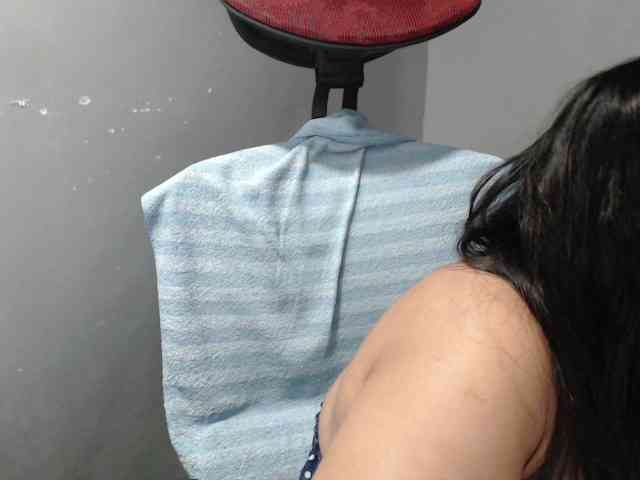 BubbleButtPinay webcam