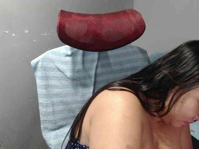 BubbleButtPinay webcam