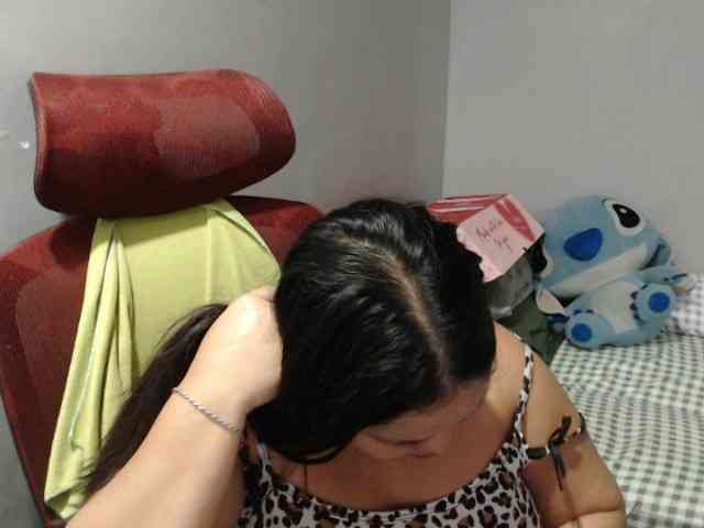 BubbleButtPinay webcam